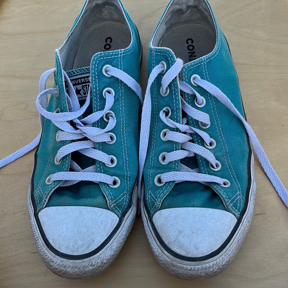 Women’s converse teal color tennis shoes.